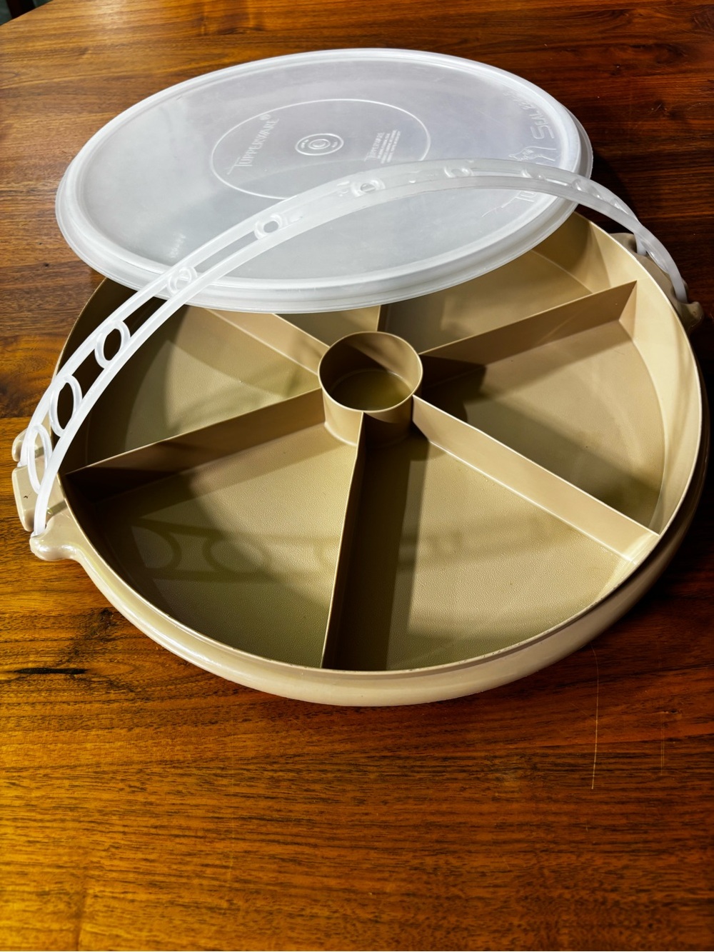 Tupperware vintage Party Susan 405-9 with Tupper-Seal lid 224-5 and handle